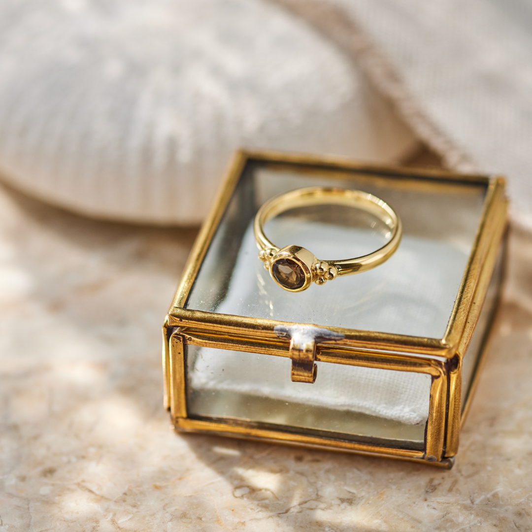 Ava Rauchquarz Ring Golden