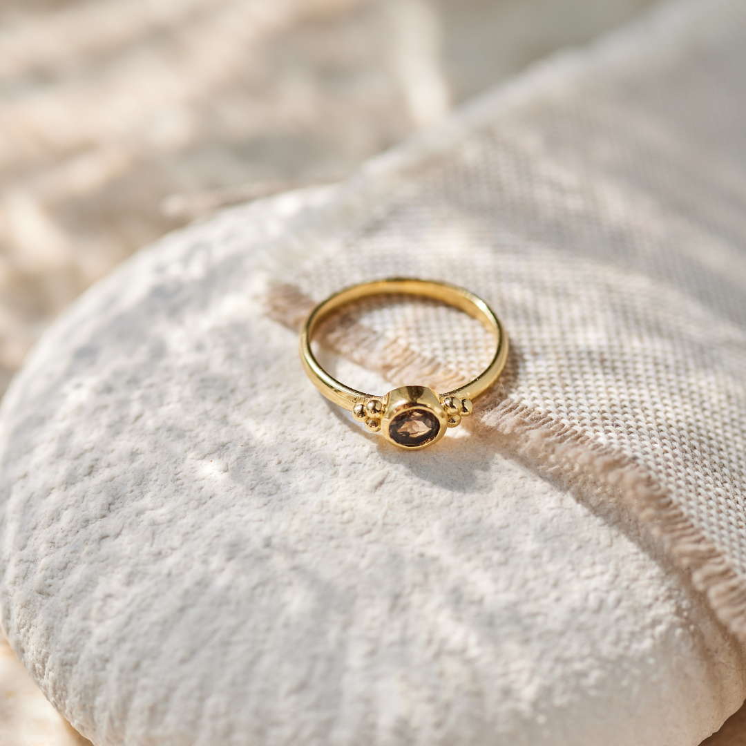 Ava Rauchquarz Ring Golden