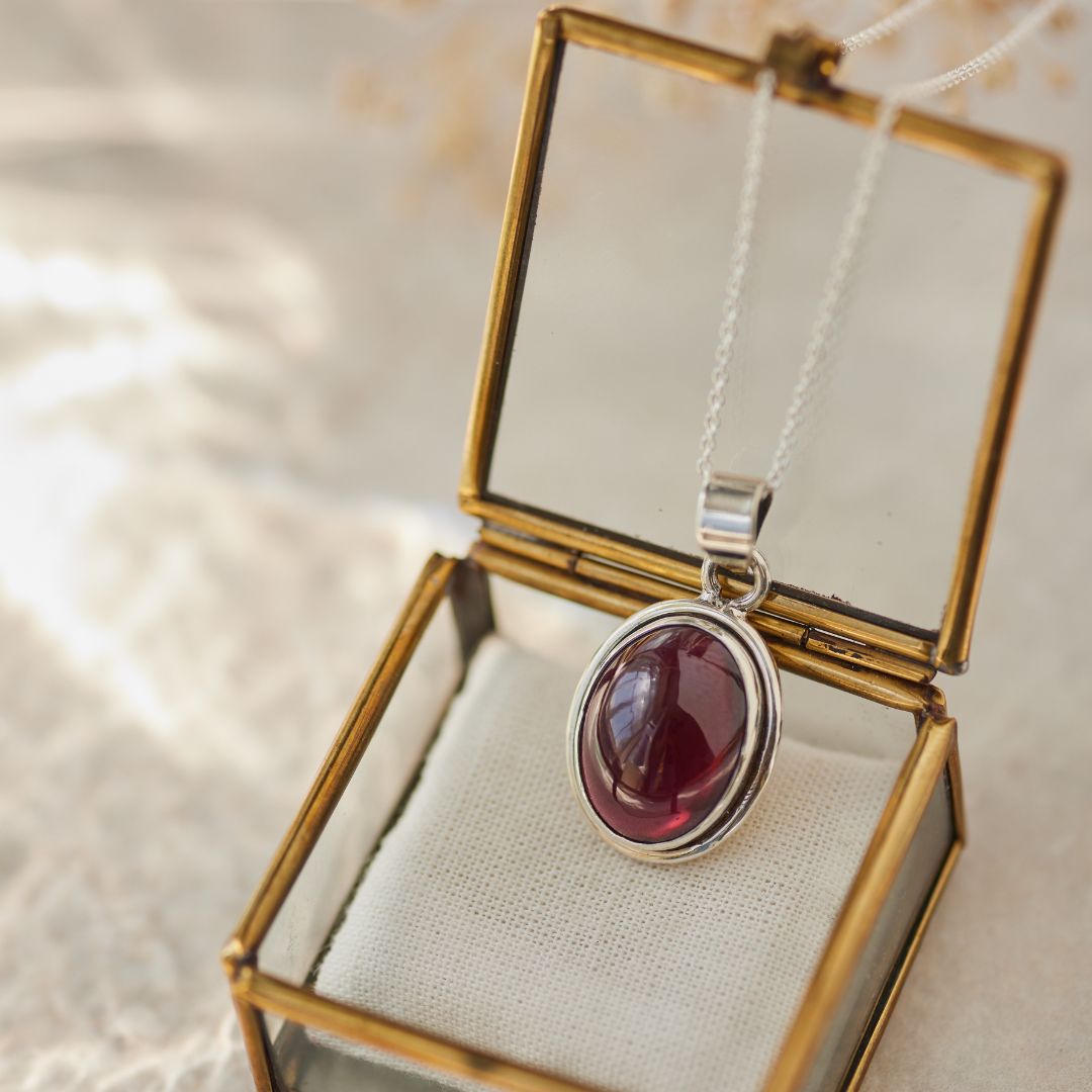 Aylin Granat Charm Silber