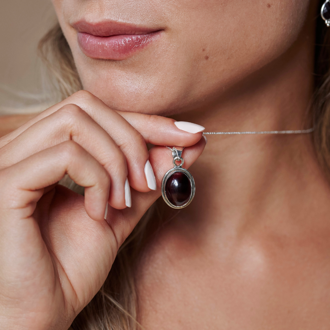 Aylin Granat Charm Silber