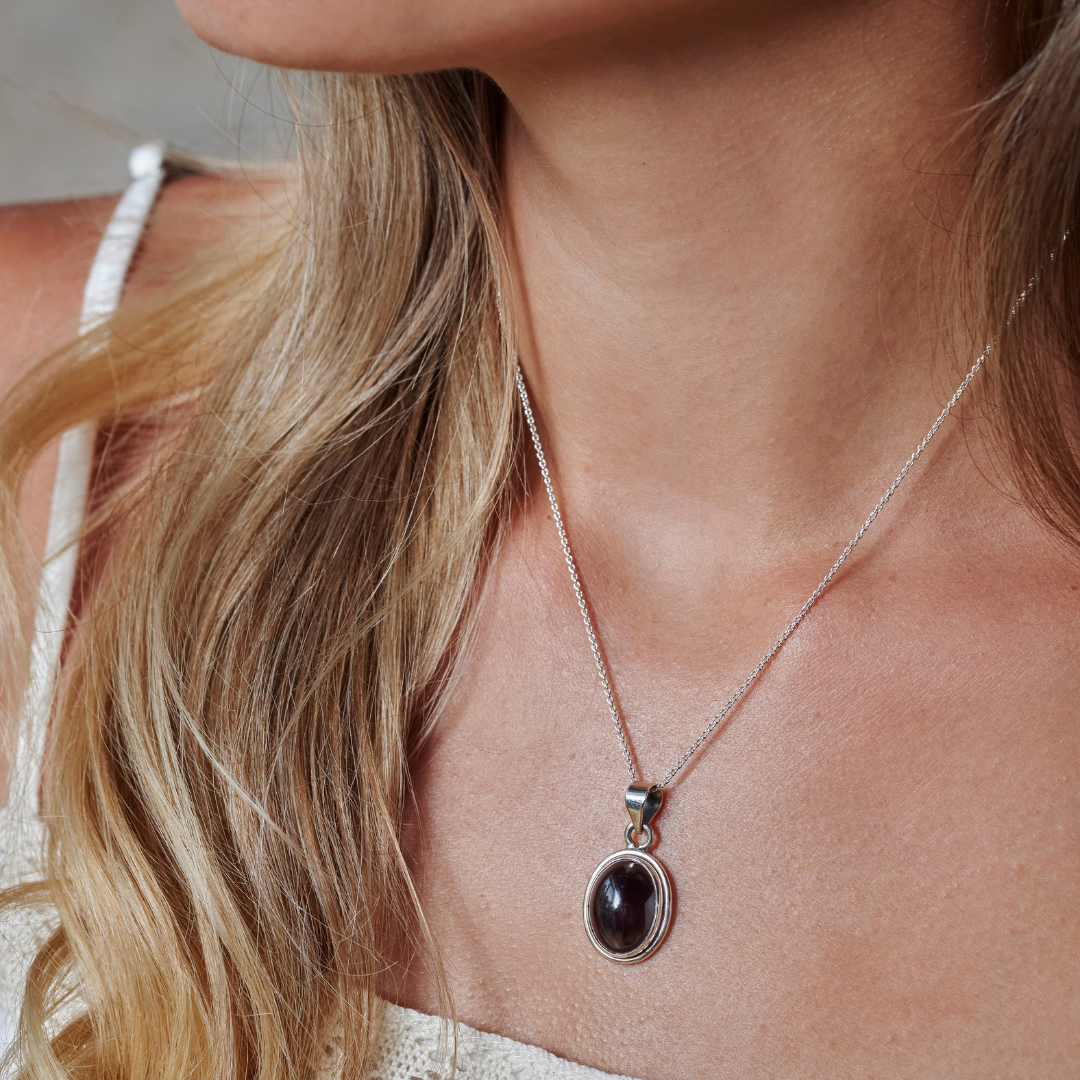 Aylin Granat Charm Silber