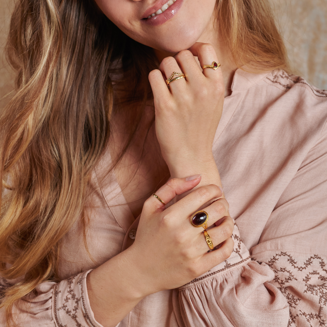 Tiara Granat Ring Golden