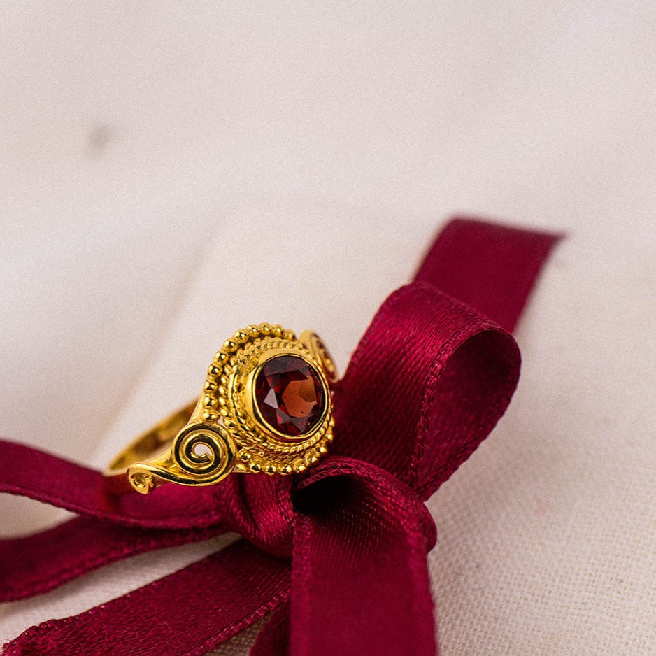 Dara Granat Ring Golden - Spirit of Liebs