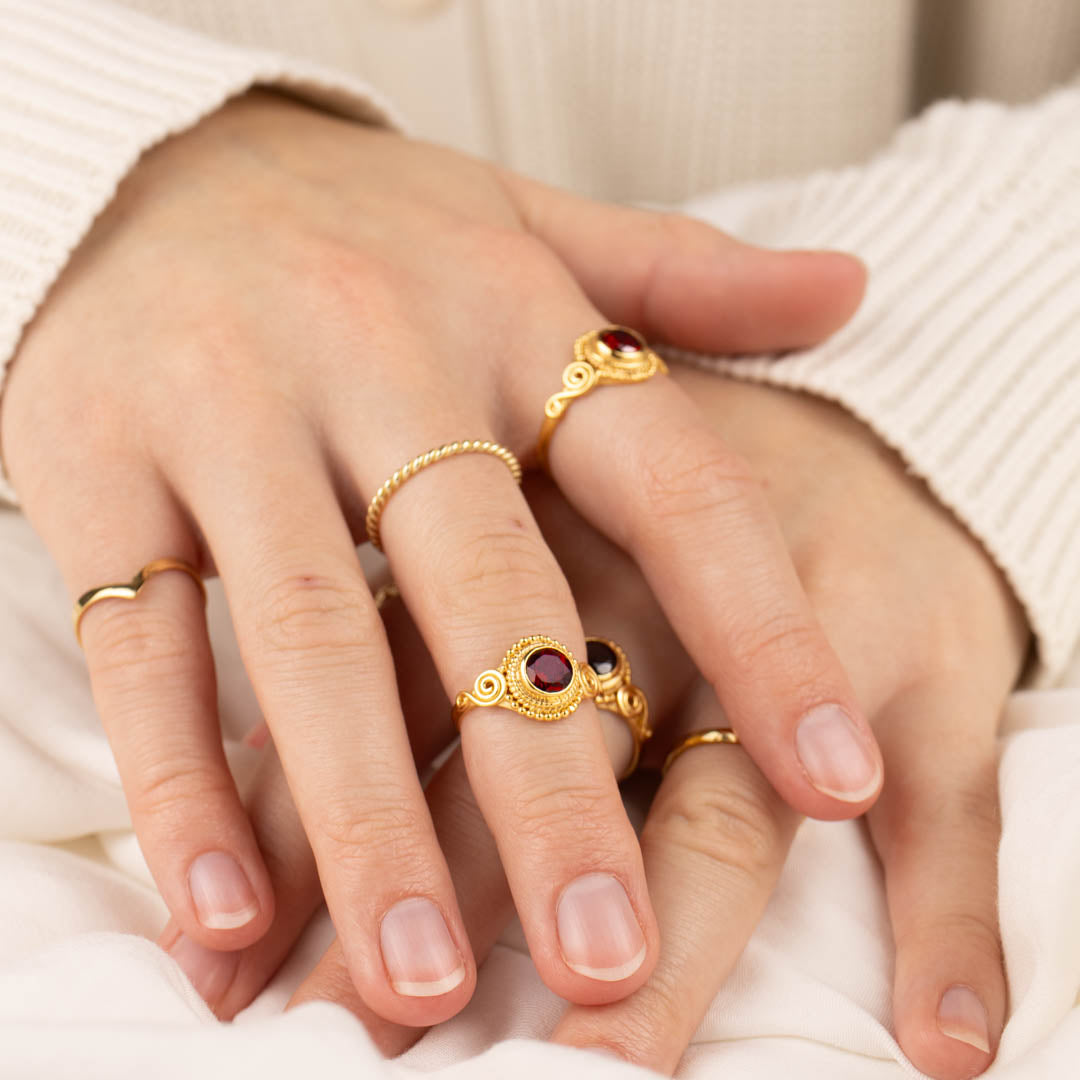 Dara Granat Ring Golden - Spirit of Liebs