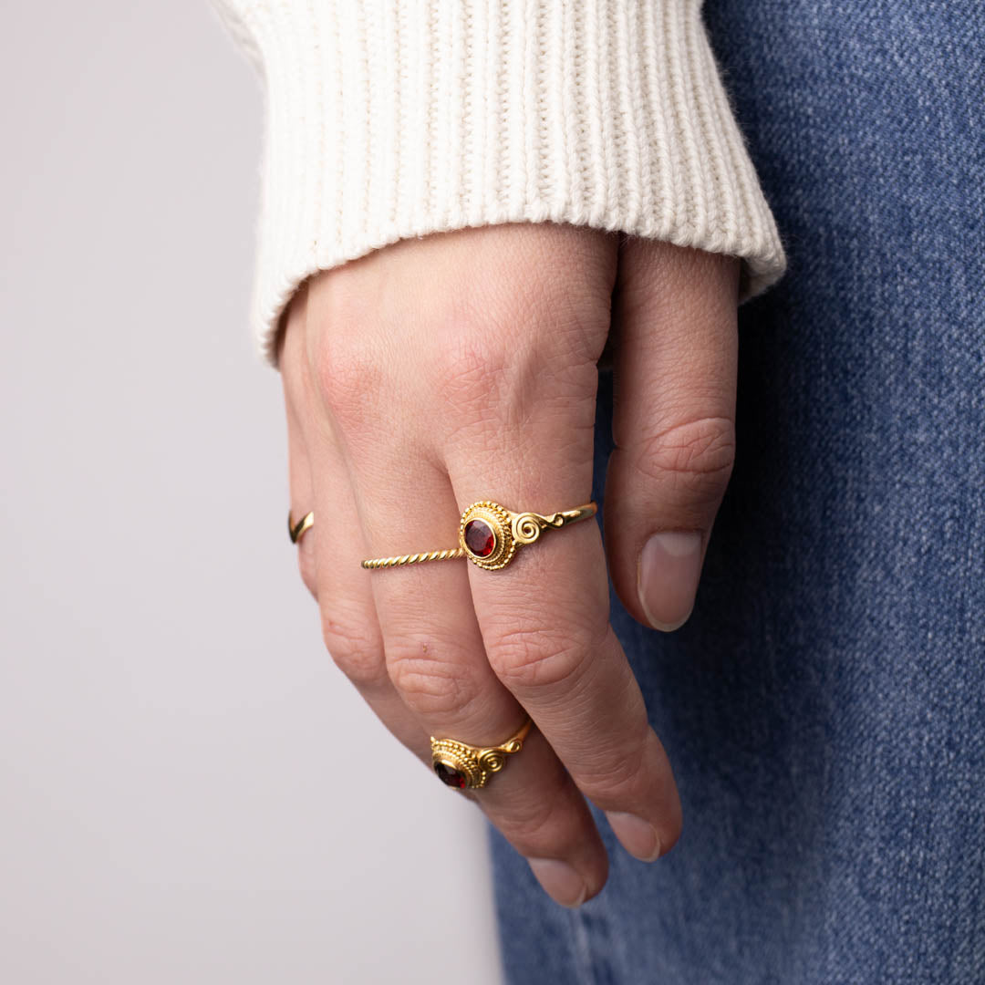 Dara Granat Ring Golden - Spirit of Liebs