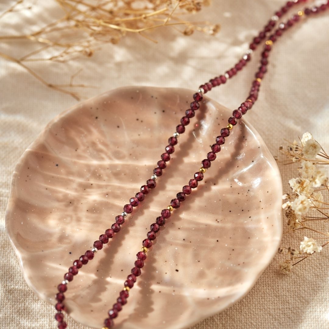 "Graceful. Grounded. Powerful" Granat Kette Golden