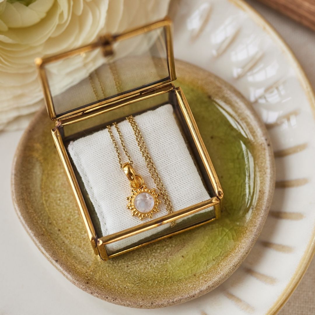 Indische Sonne Mondstein Charm Golden