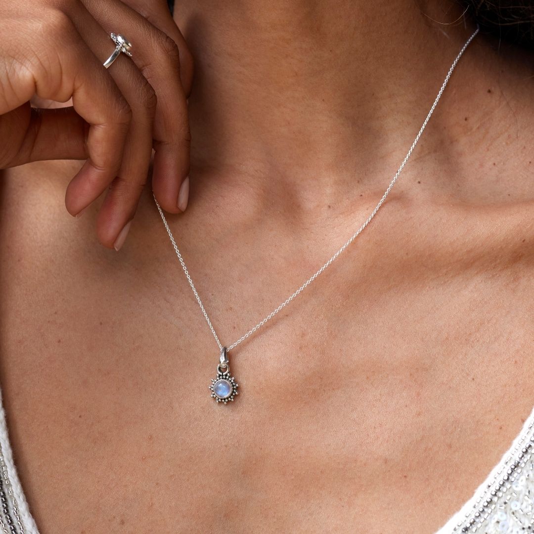 Indische Sonne Mondstein Charm Silber