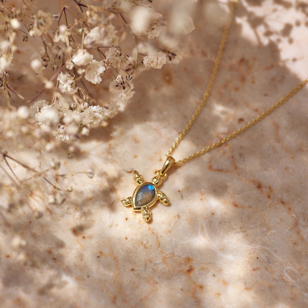 Kassiopeia Labradorit Charm Golden