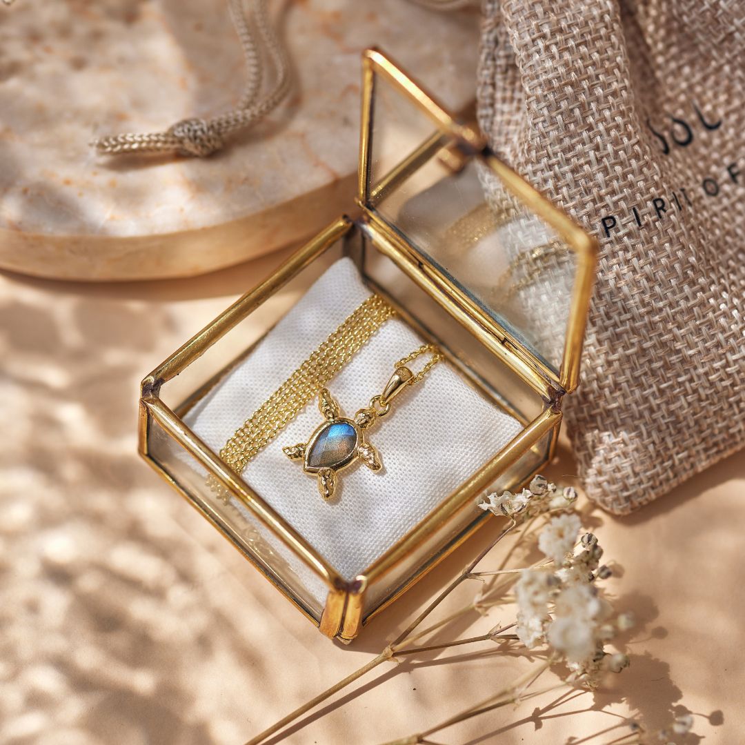 Kassiopeia Labradorit Charm Golden