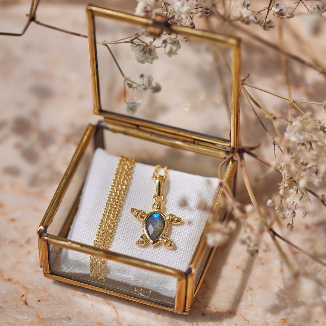 Kassiopeia Labradorit Charm Golden