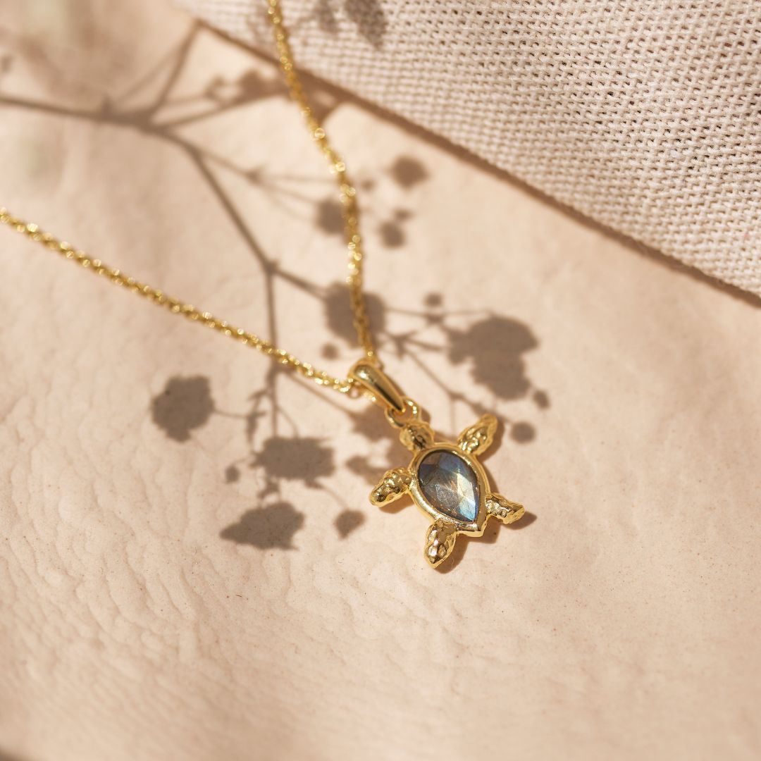 Kassiopeia Labradorit Charm Golden