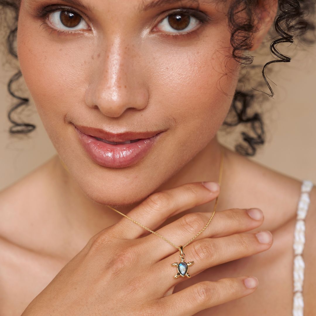 Kassiopeia Labradorit Charm Golden