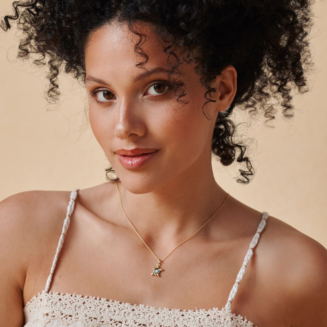 Kassiopeia Labradorit Charm Golden