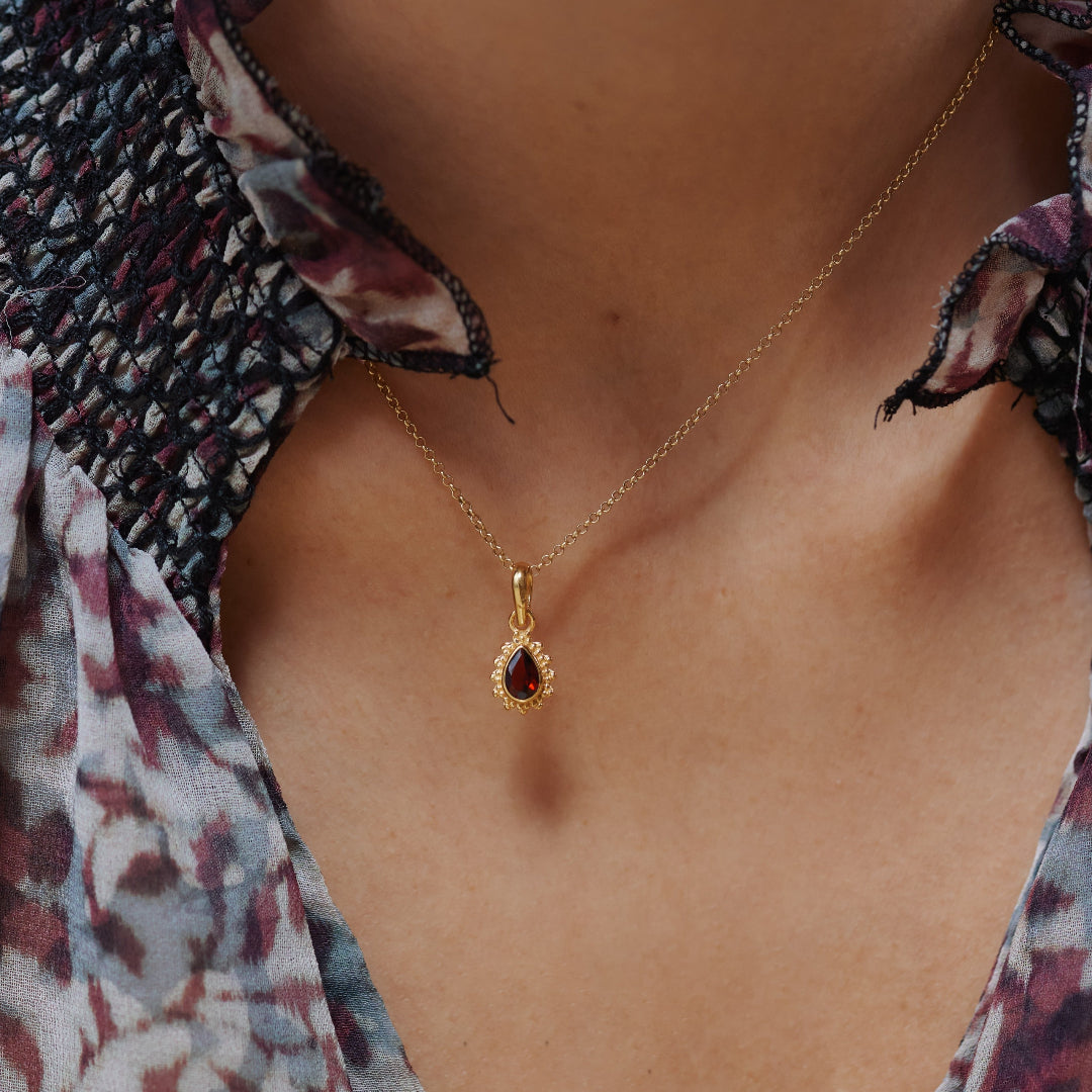 Lina Granat Charm Golden