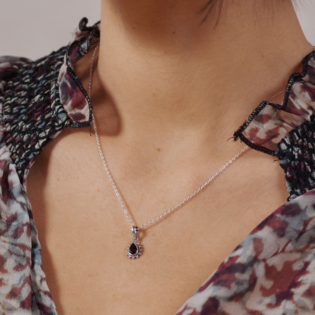Lina Granat Charm Silber