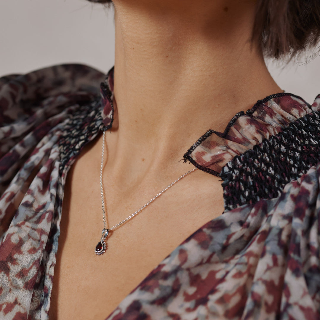 Lina Granat Charm Silber