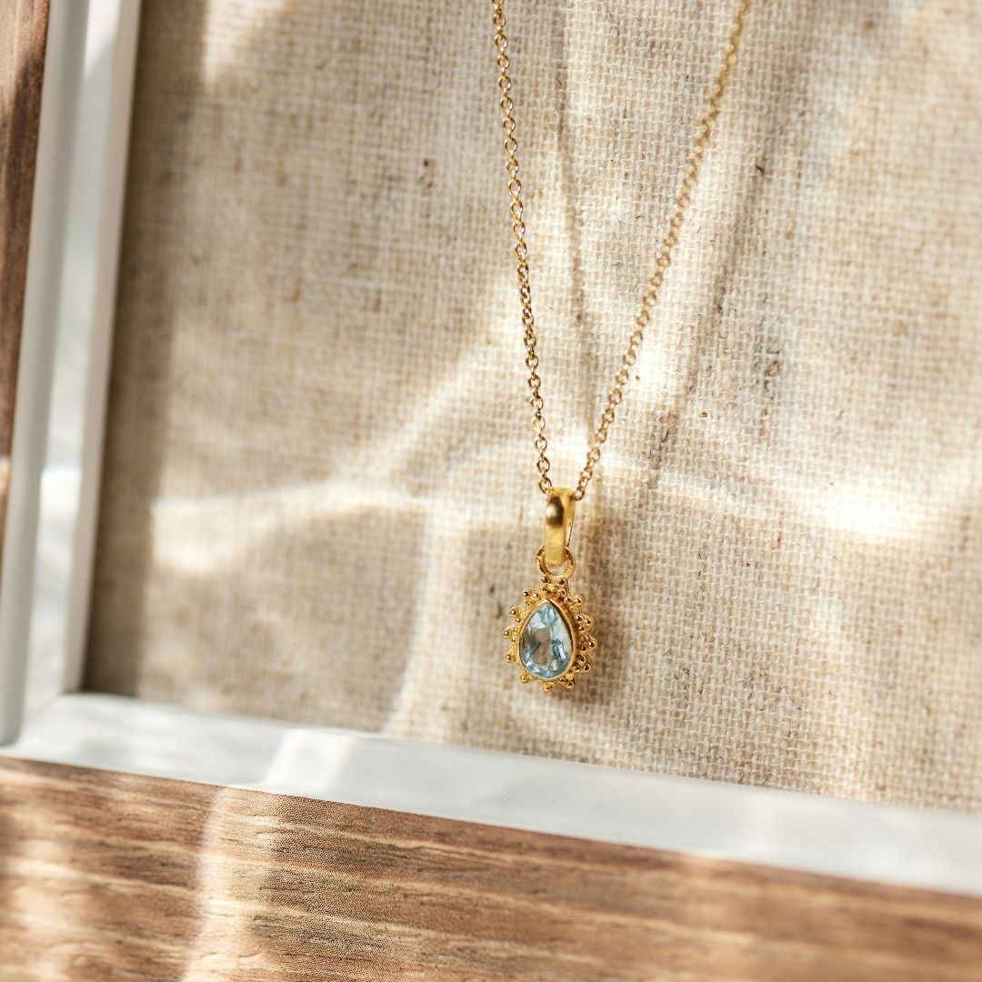 Lina Topas Charm Golden