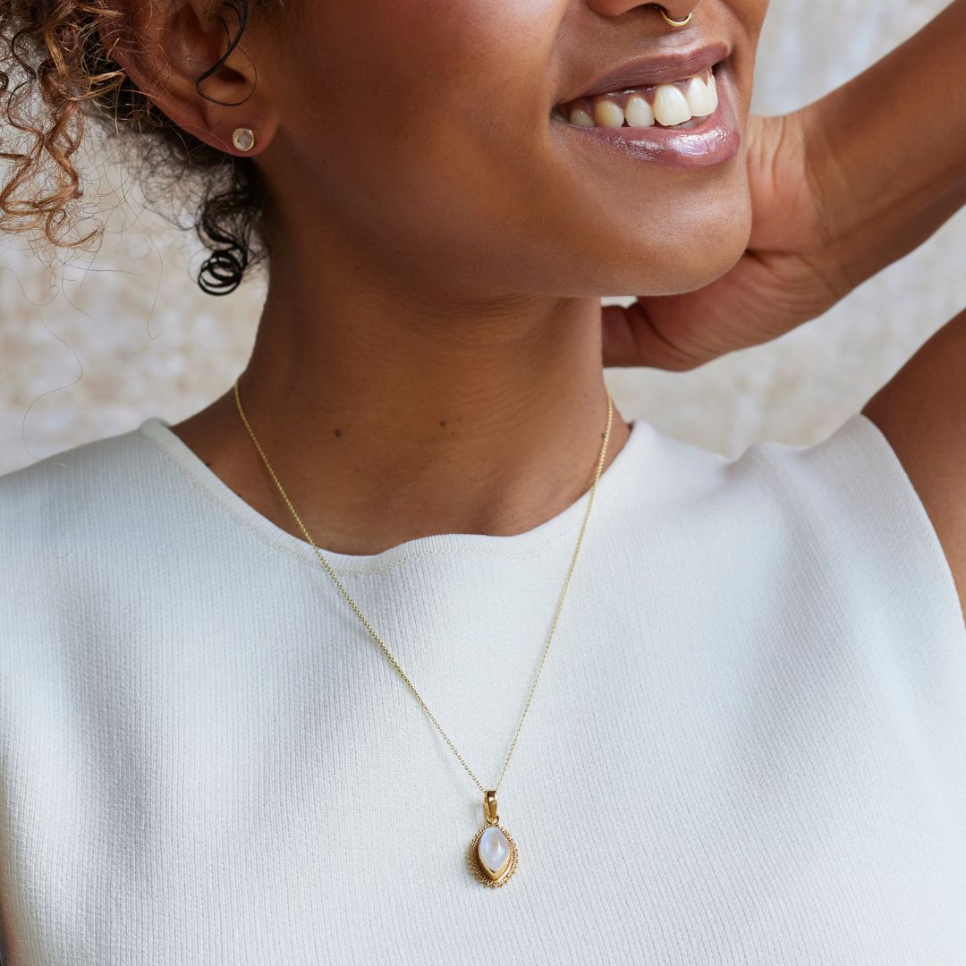 Namaste Mondstein Charm Golden