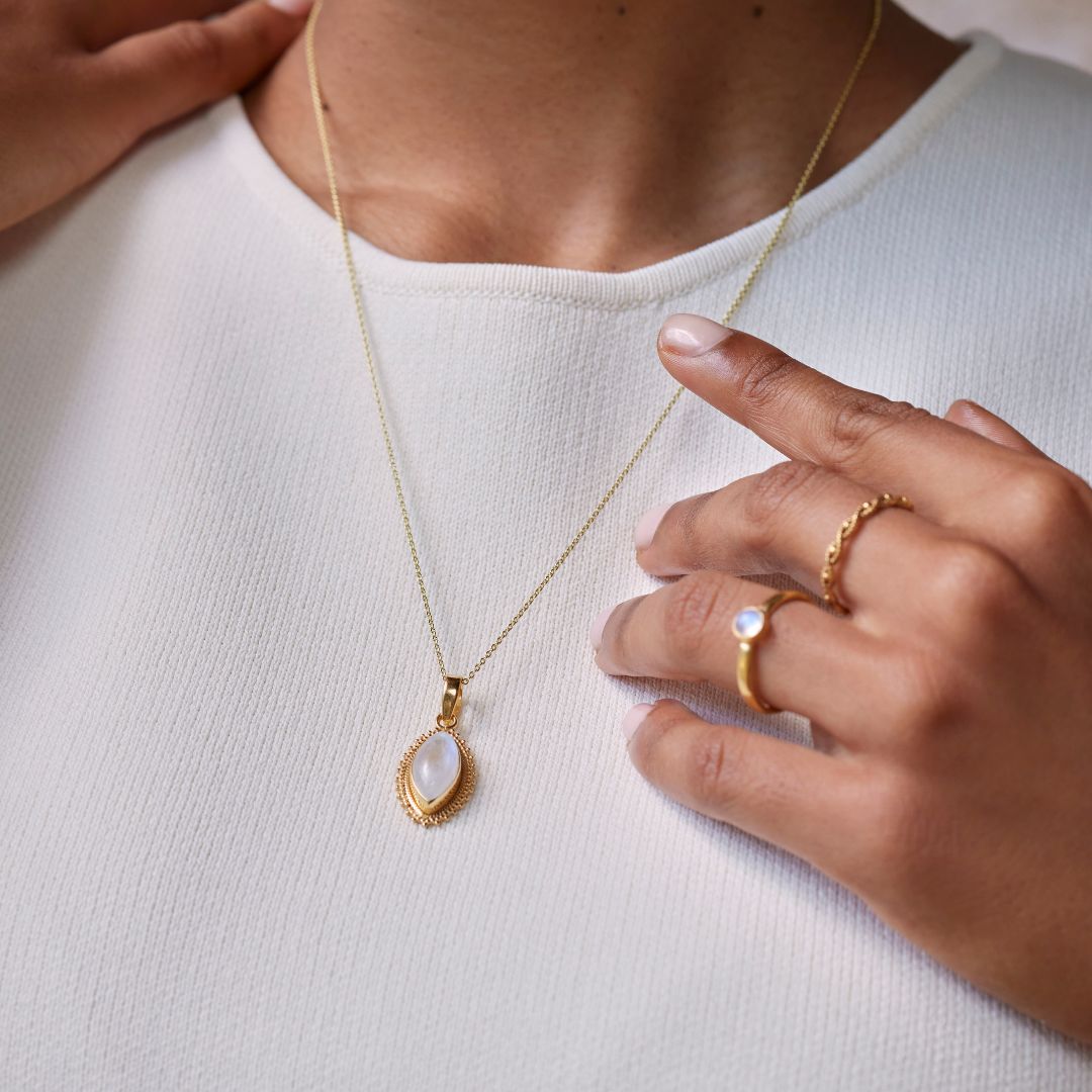 Namaste Mondstein Charm Golden