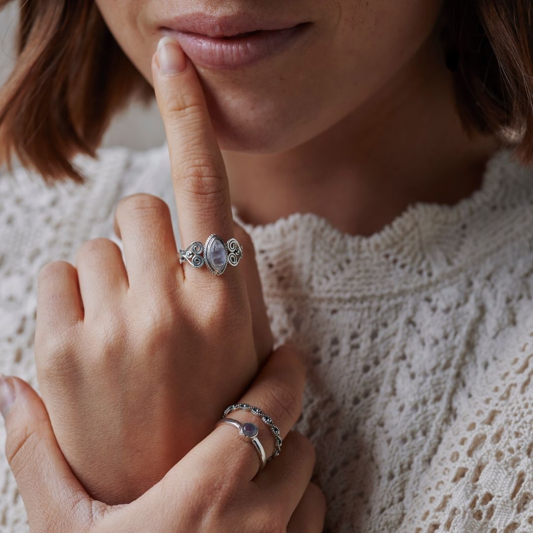 Namaste Mondstein Ring Silber