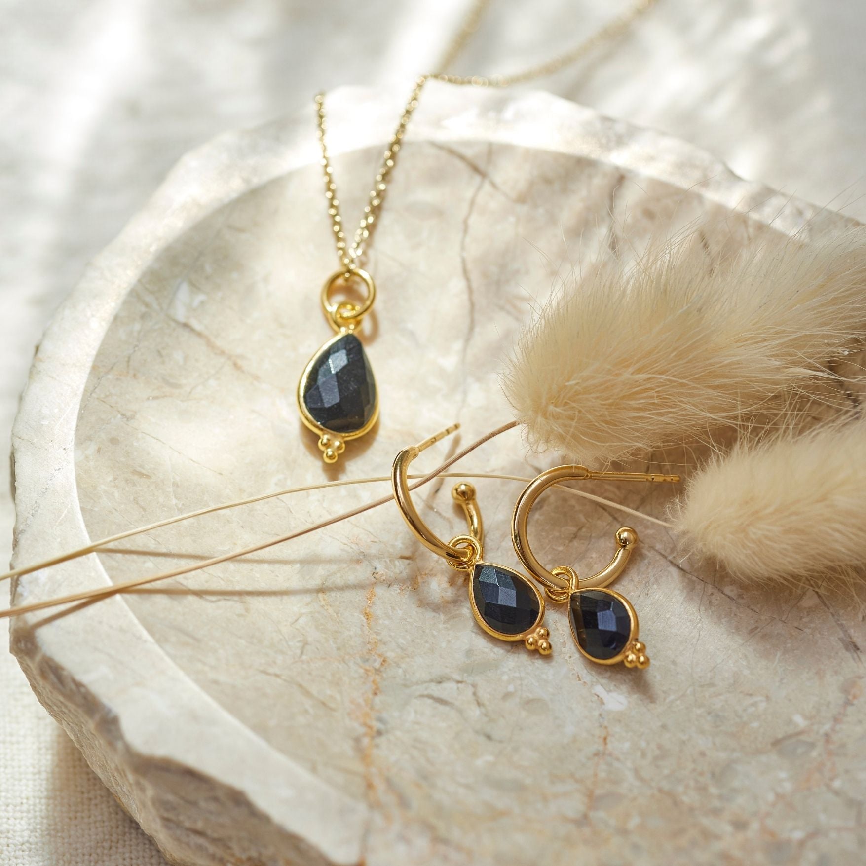 RIO Drops Onyx Charm Golden
