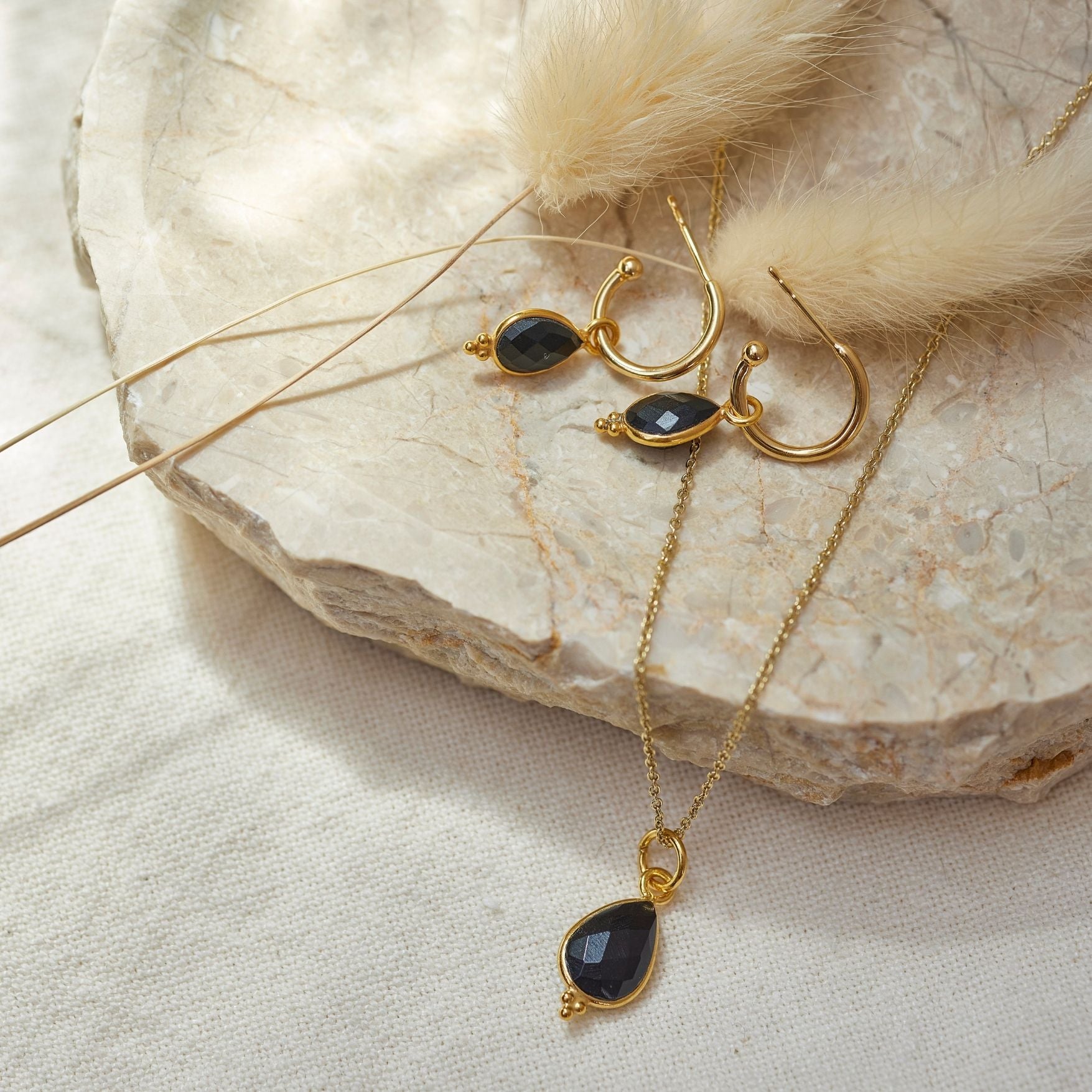 RIO Drops Onyx Charm Golden