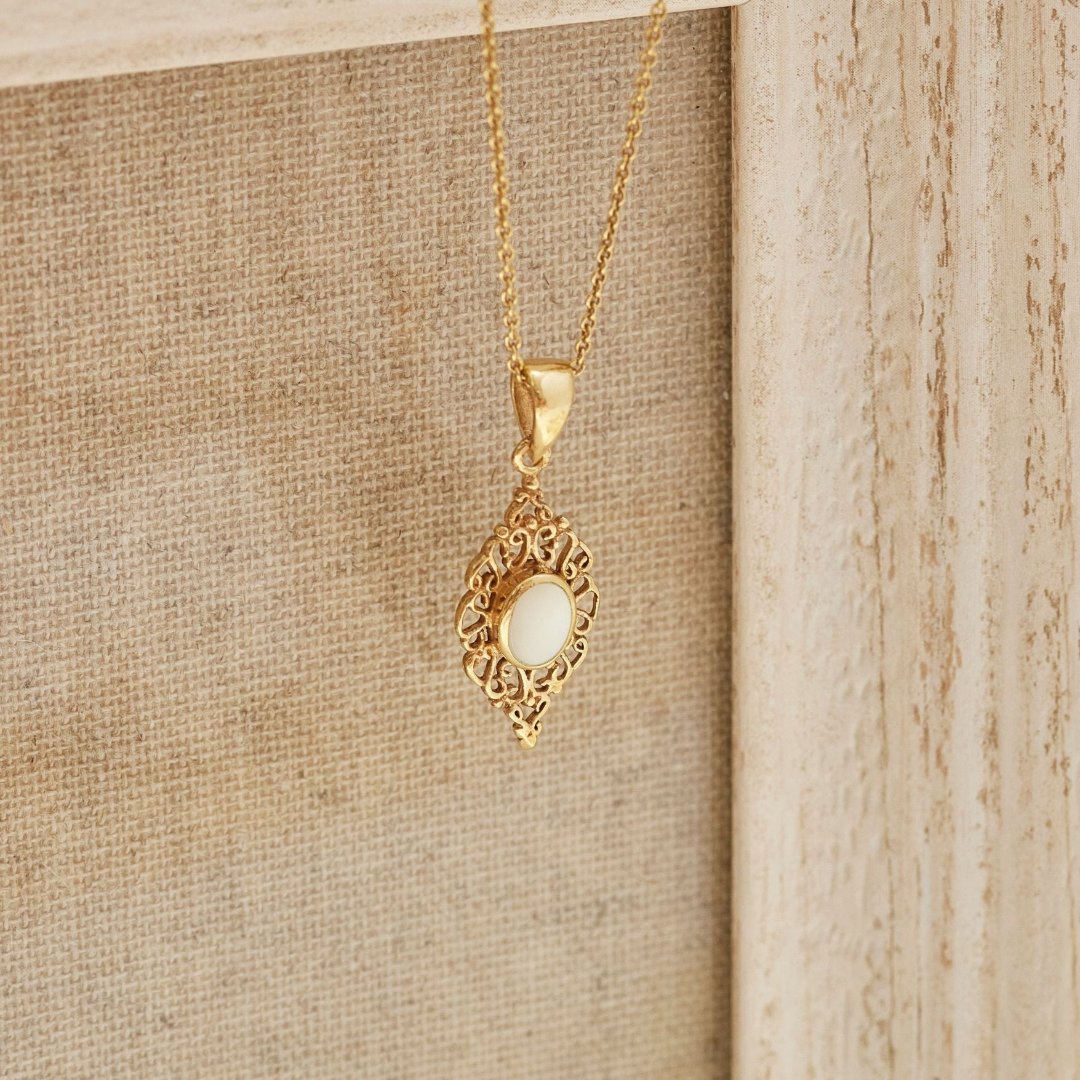 Sahara Weißes Perlmutt Charm Golden