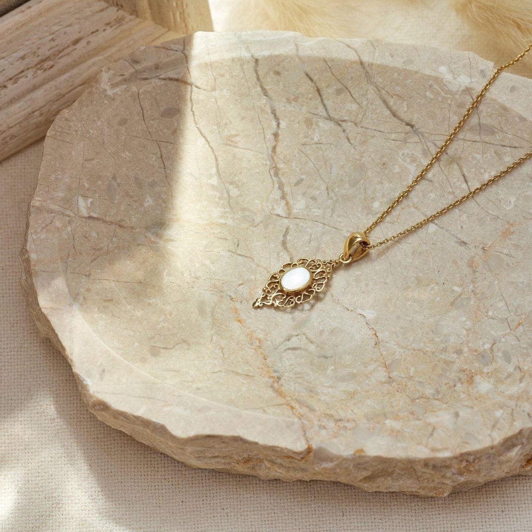 Sahara Weißes Perlmutt Charm Golden