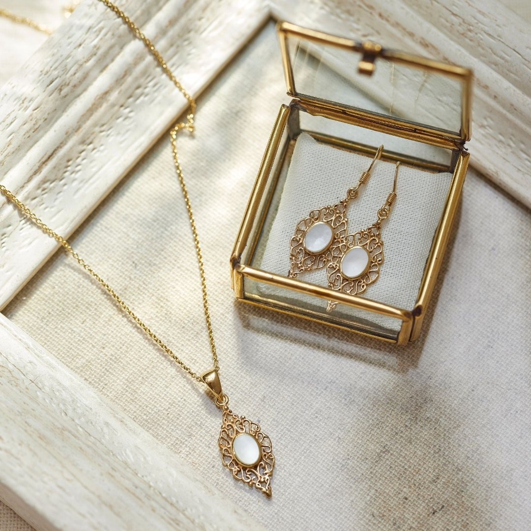 Sahara Weißes Perlmutt Charm Golden