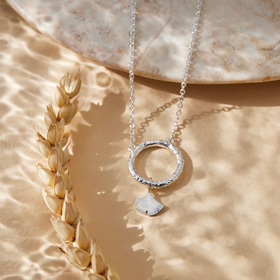 "Graceful. Grounded. Powerful" Ginkgo Charm Silber