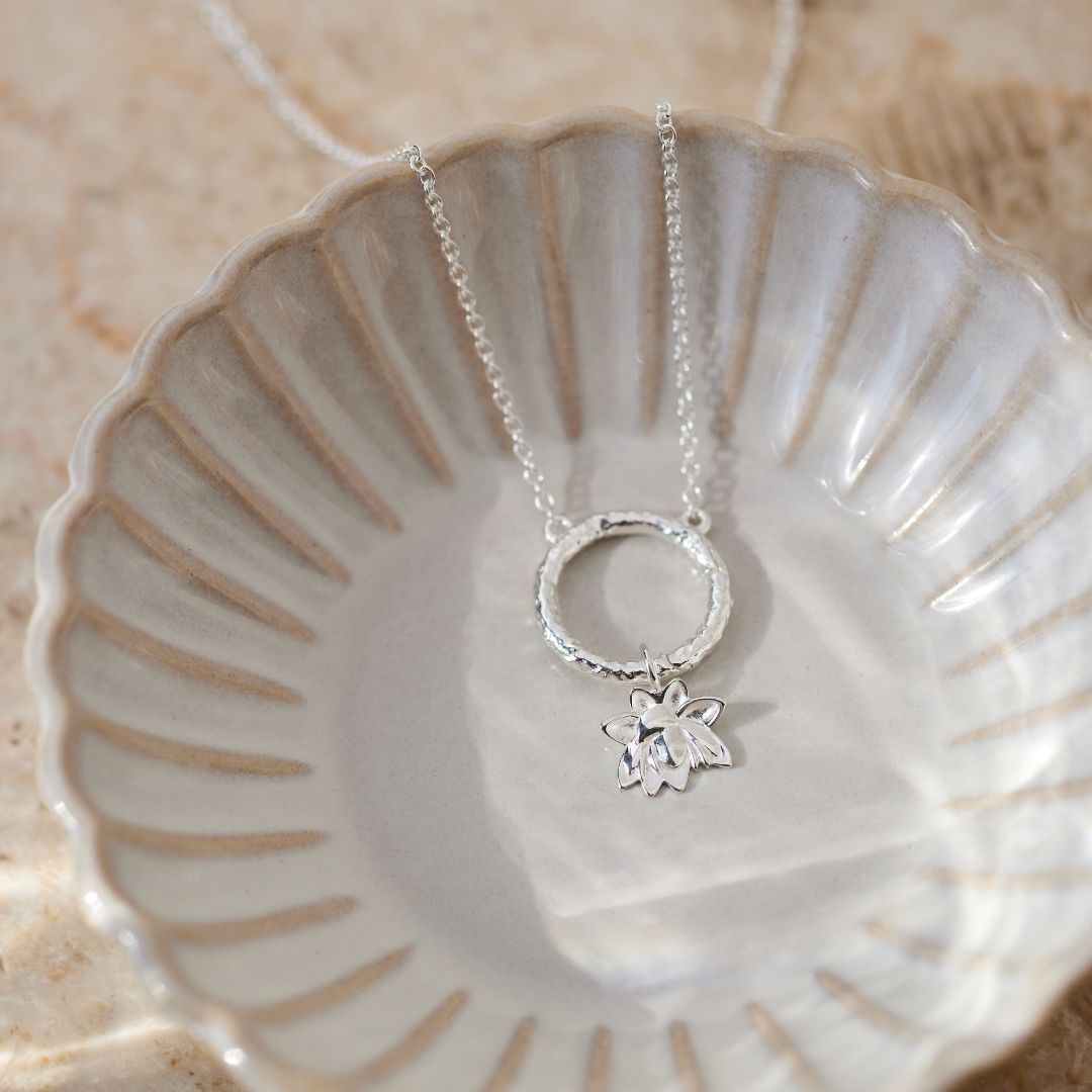 "I can and I will" Lotus Charm Silber