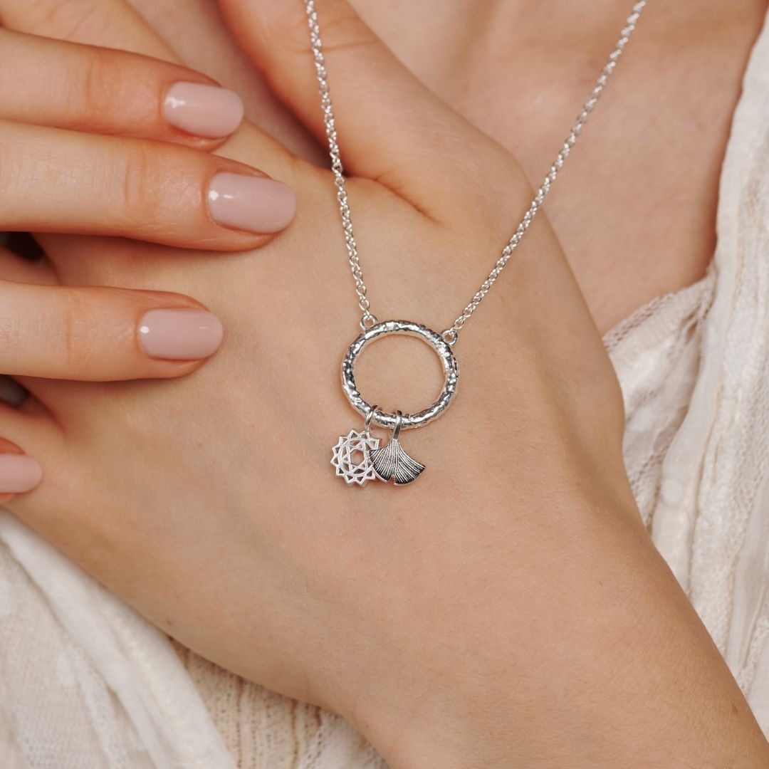 "I embrace serenity" Chakra Charm Silber