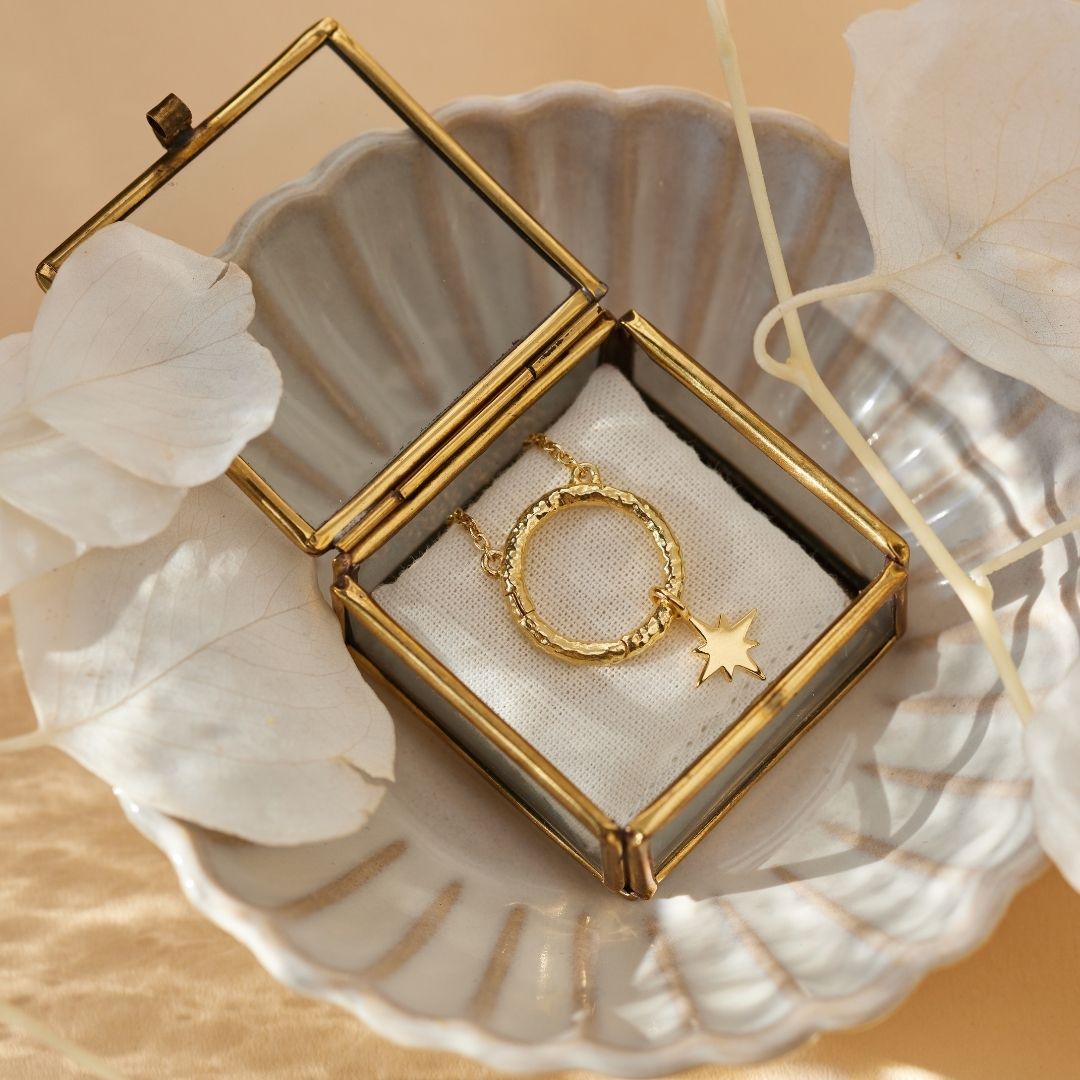 "I feel protected" Stern Charm Golden