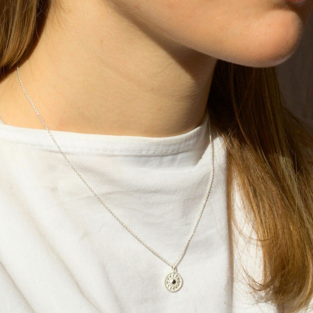 Elara Spinell Charm Silber