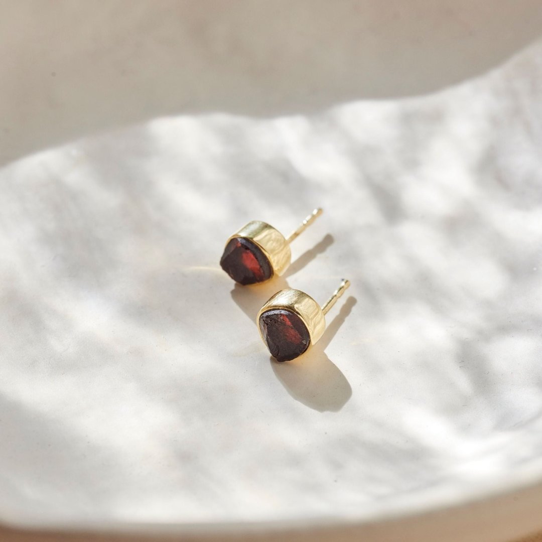 Thea Granat Ohrstecker Golden