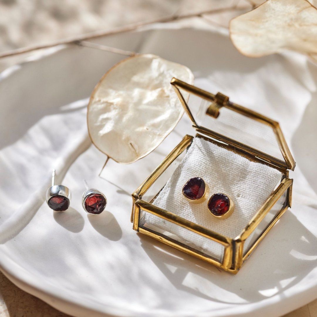 Thea Granat Ohrstecker Golden