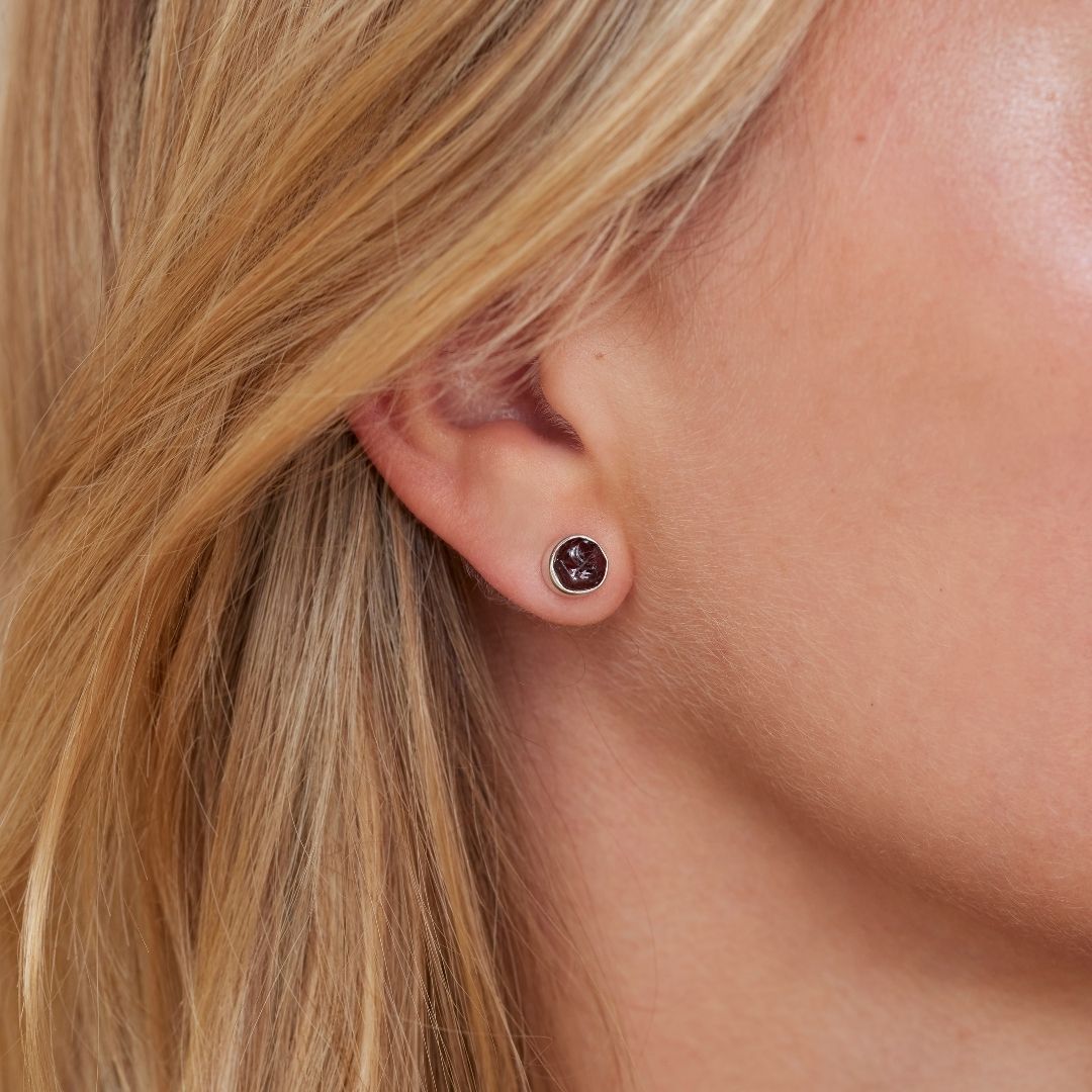 Thea Granat Ohrstecker Silber