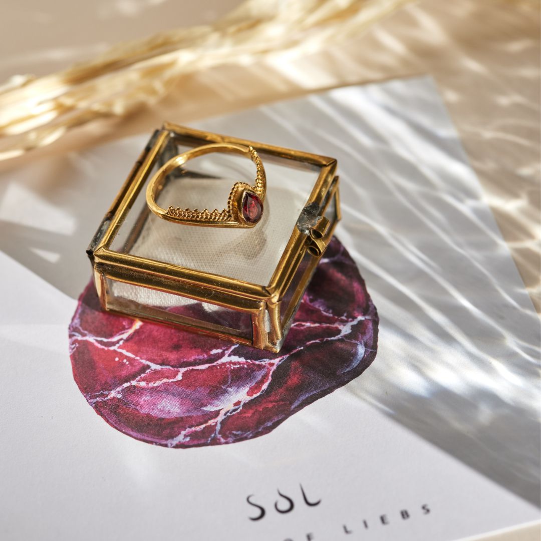 Tiara Granat Ring Golden