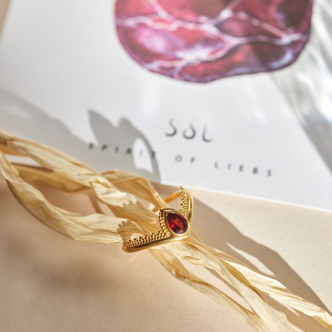 Tiara Granat Ring Golden