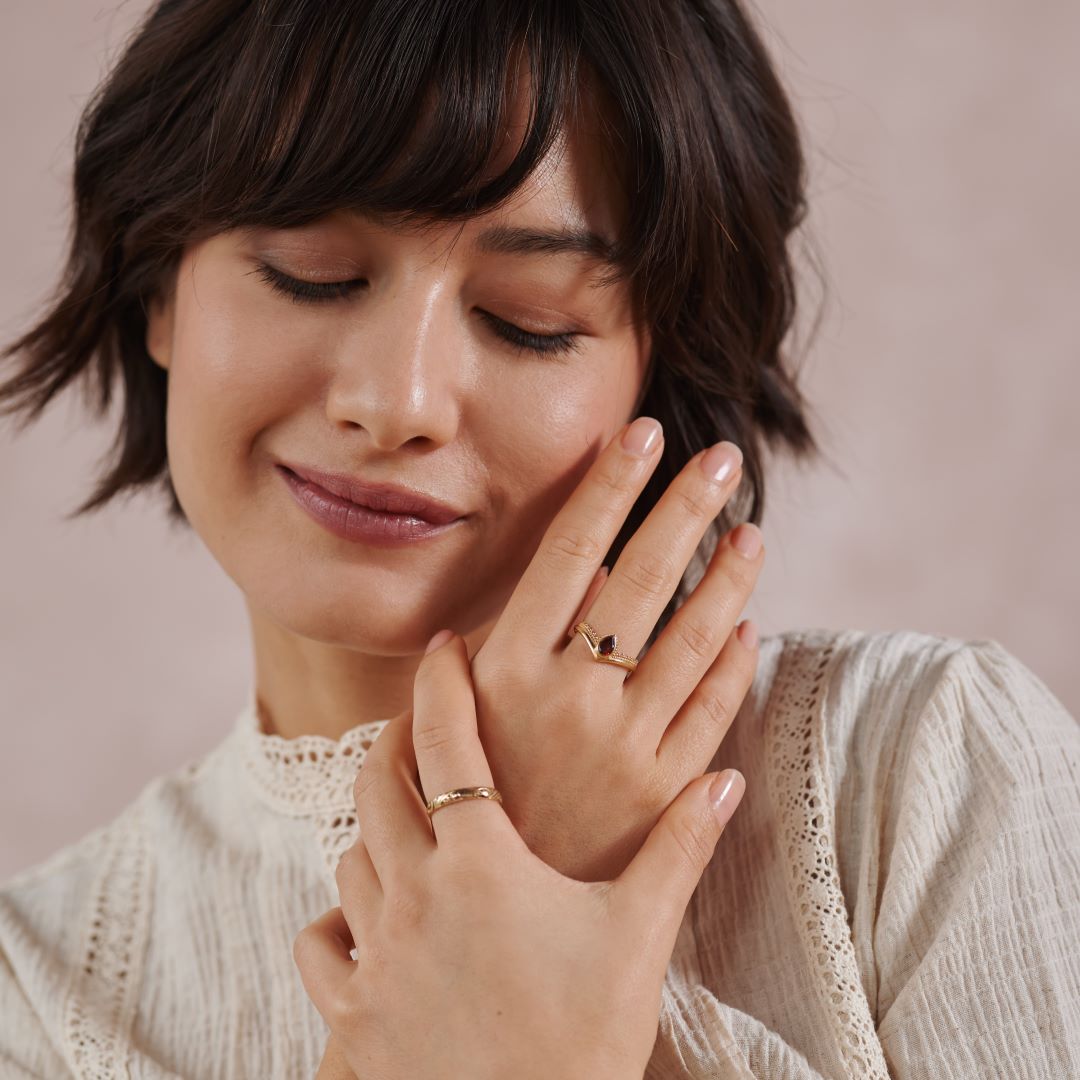 Tiara Granat Ring Golden