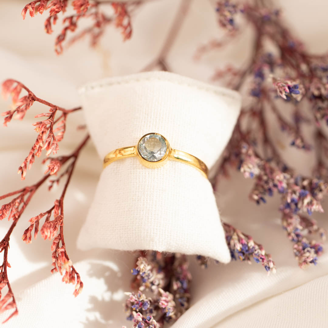 Una Topas Ring Golden