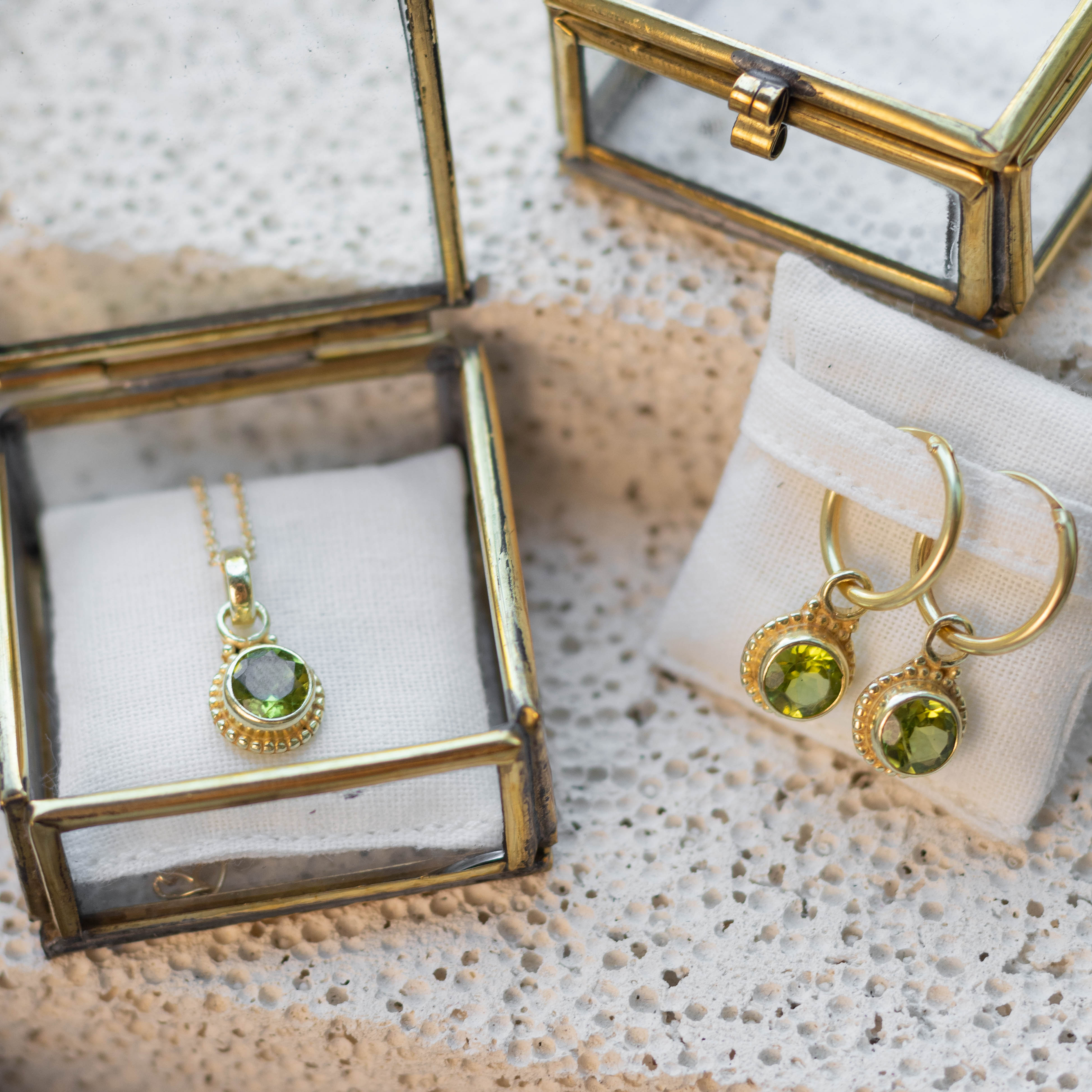 Sonnenaufgang Peridot Charm Golden - Spirit of Liebs