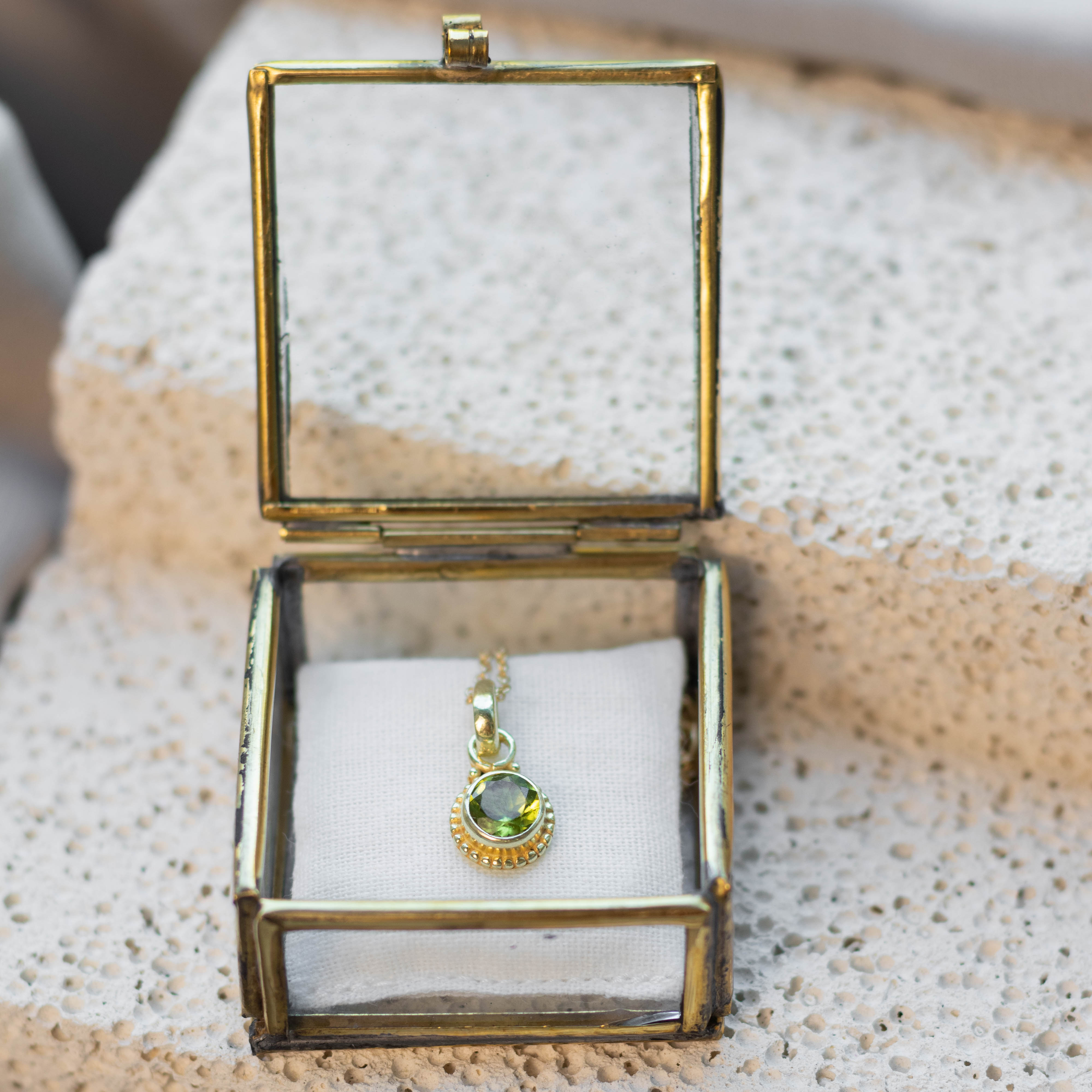 Sonnenaufgang Peridot Charm Golden - Spirit of Liebs