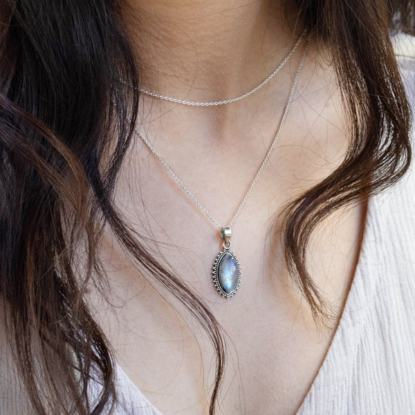 Namaste Mondstein Charm Silber