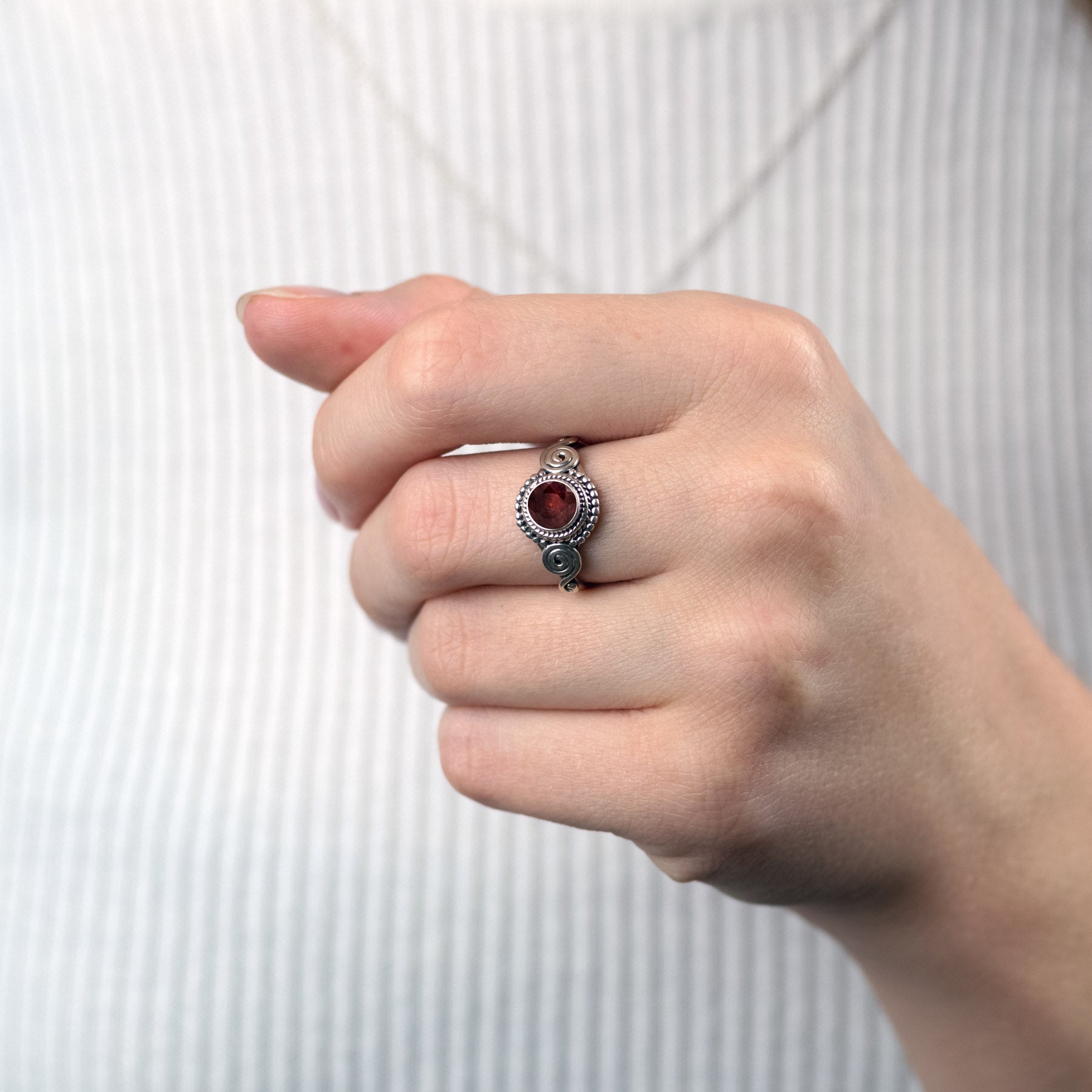 Dara Granat Ring Silber - Spirit of Liebs