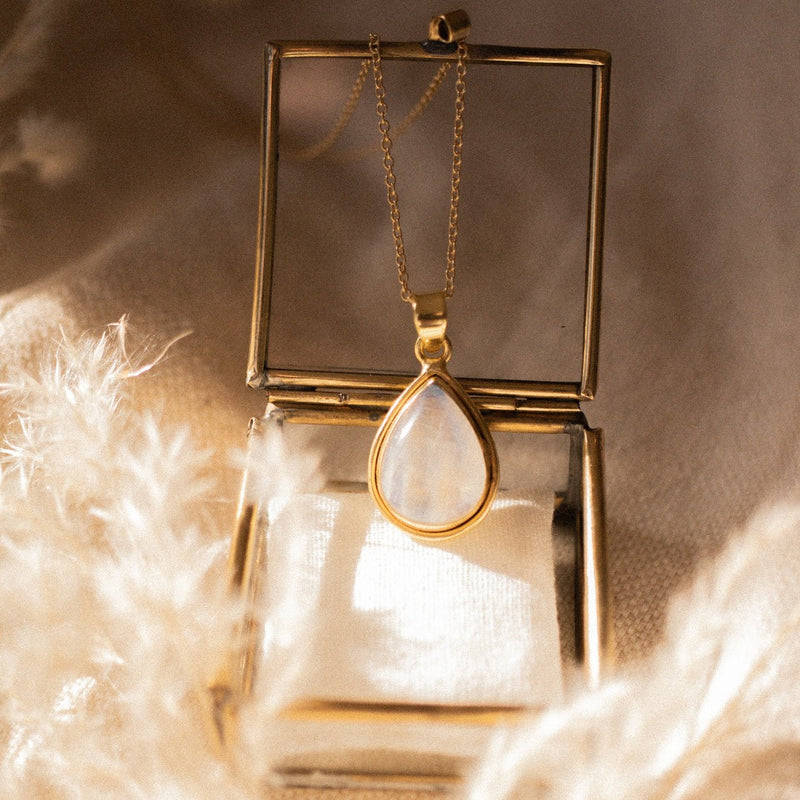 Venus Mondstein Charm Golden