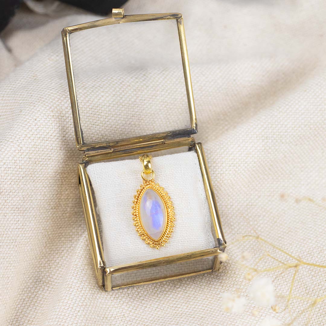 Namaste Mondstein Charm Golden - Spirit of Liebs